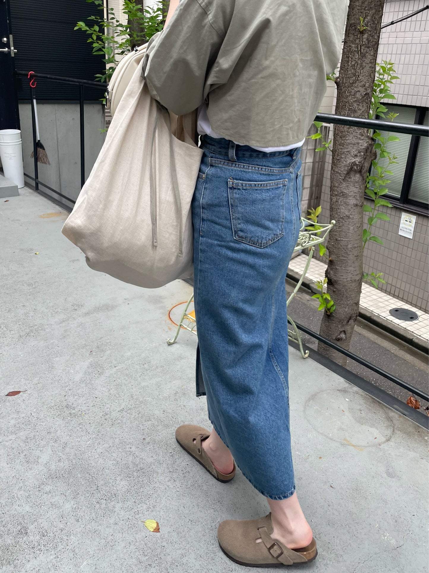 Front slit denim skirt